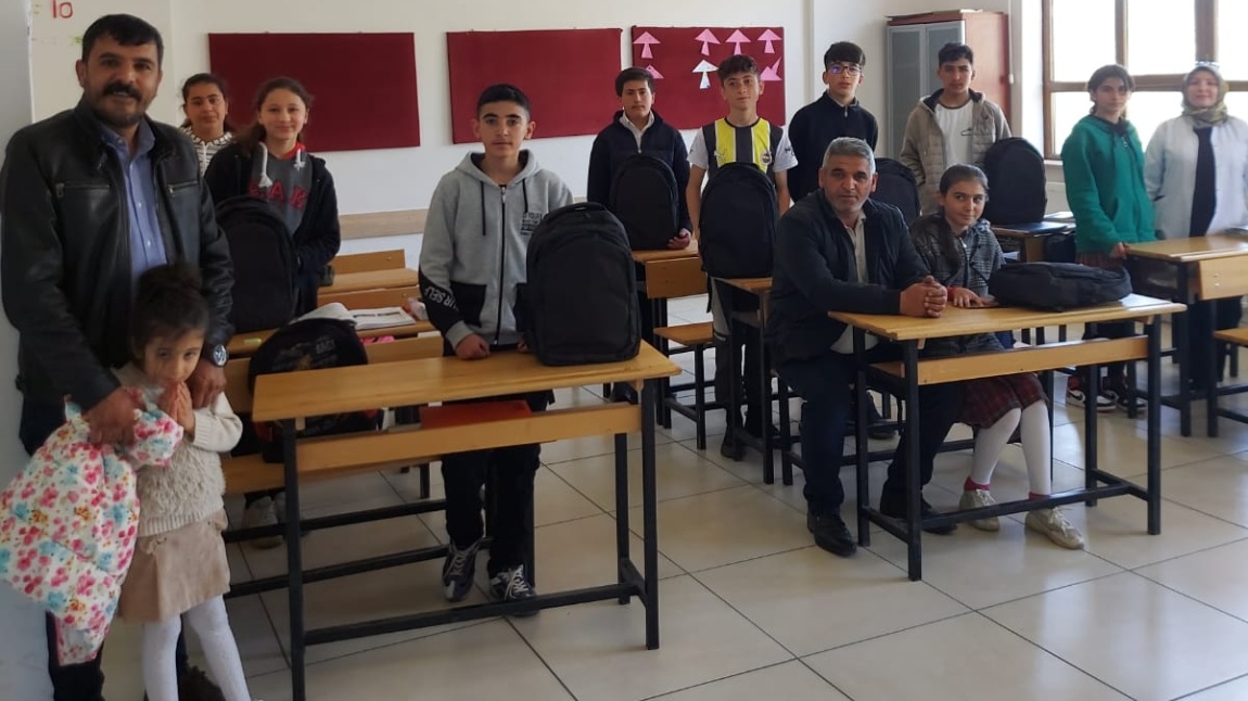 Okulumuz Öğrencilerine Avukat Adem YAKAR Tarafından Çanta ve Kırtasiye Malzemeleri Hediye Edildi.