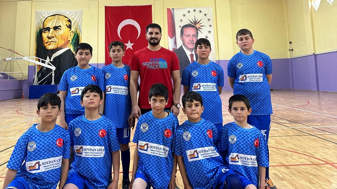 İlçe ortaokullar arası futsal yarışmasına Yeniköy ortaokulu olarak katılım sağladık. Emek gösteren hocalarımızı ve mücadele eden tüm öğrencilerimizi tebrik ederiz.